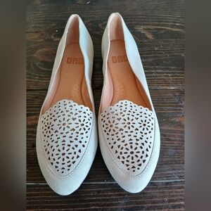 NWOT‼️Women's Light Beige Laser-Cut Slip-On Flats by Ono